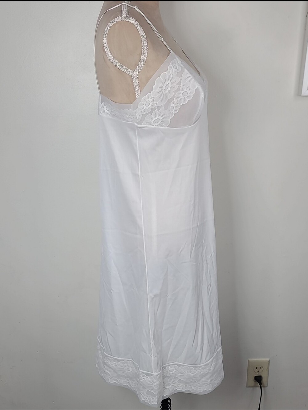 Vintage 70's Vanity Fair Ivory White Nylon Lace Trim 24" Full Slip Dress 38 - Picture 3 of 15